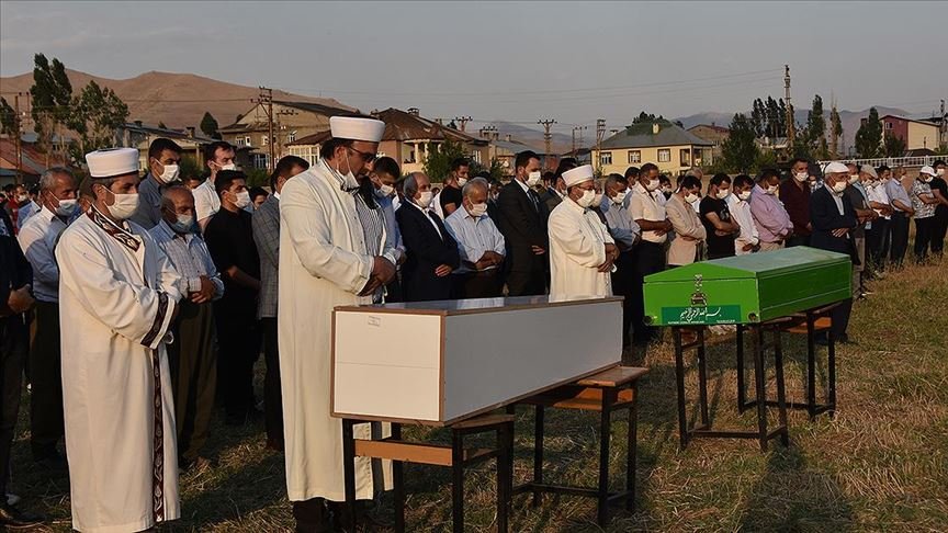 Hakkari’deki trafik kazasında yaşamını yitiren 6 kişi son yolculuğuna uğurlandı