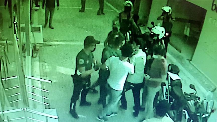 Maske denetimi sırasında polise mukavemet eden iki kişi gözaltına alındı