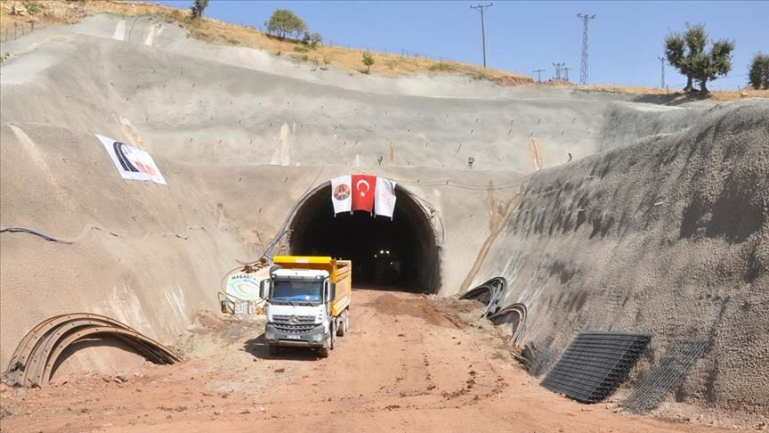 Terör örgütünün engellemelerine rağmen ‘Eruh-Fındık Yolu ve Tünel Projesi’ sürüyor