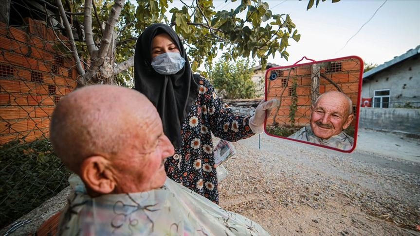 Üniversiteli Reyhan yaşlıların yaşamına dokunuyor
