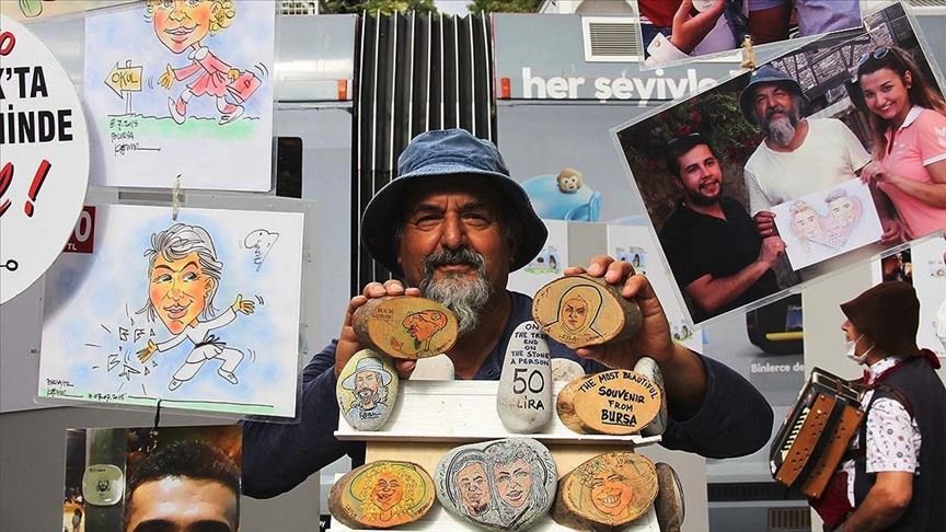 Emekli edebiyat öğretmeni yarım asırdır aynı parkta karikatür çiziyor
