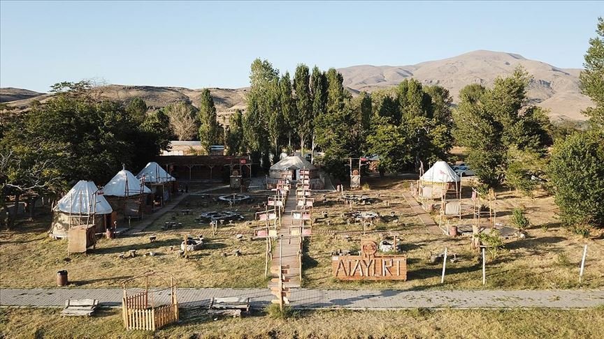 Kırgız Türkleri çivi kullanmadan yaptıkları ‘otağ’ları yurt dışına gönderiyor