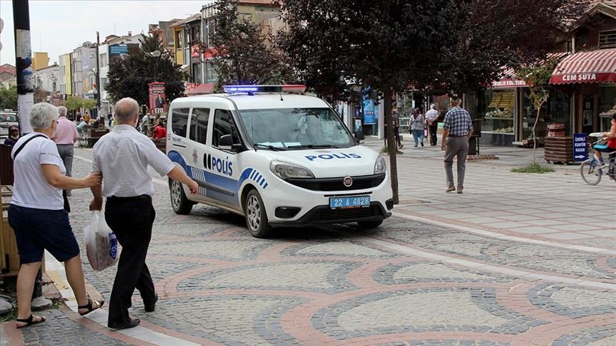 Maskesini takmayan, polisi görünce yolunu değiştiren kadın hakkında tutanak tutuldu
