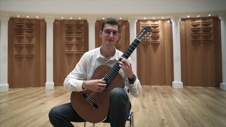 Genç gitarist Özberk Miraç Sarıgül ‘Florida Gitar Yarışması’nda birinci oldu