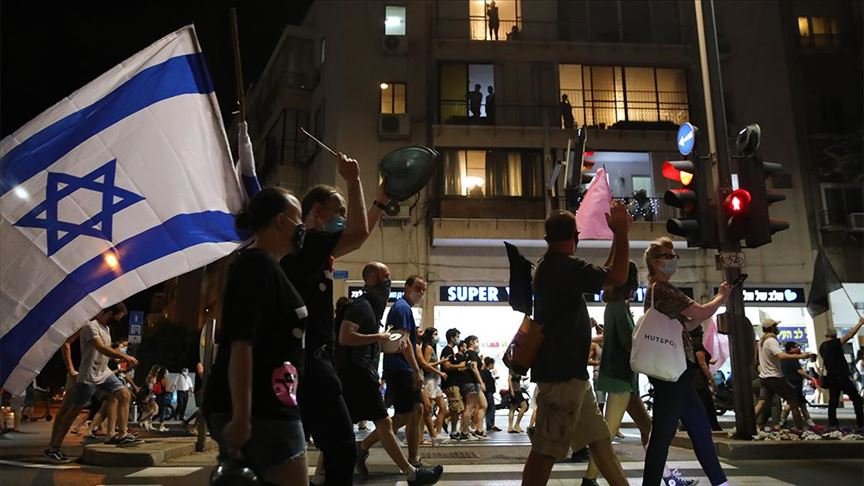 İsrail’de kısıtlamalar kaldırılınca Netanyahu karşıtları sokaklara döküldü