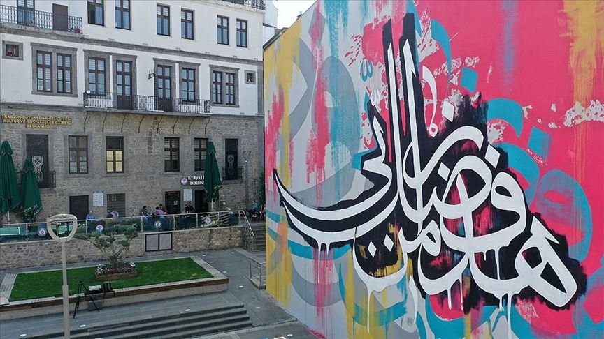 Hattat Hasan Çelebi’nin eseri Trabzon’da grafitiyle yorumlandı