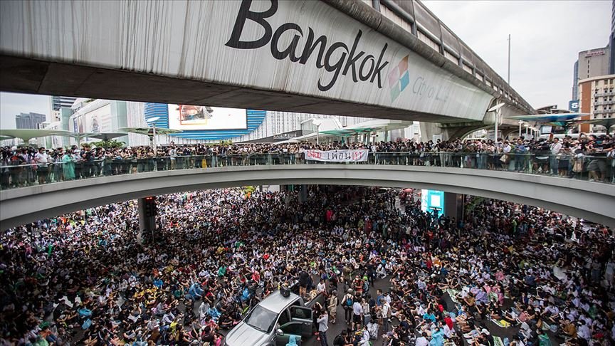 Tayland’da hükümet karşıtı protestolar yasağa rağmen devam ediyor