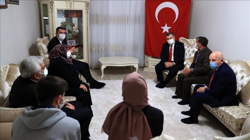 Sağlık Bakanı Koca’dan, Afrin şehidi sağlıkçı Burak Tatar’ın ailesine ziyaret