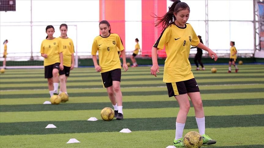 Bolu’nun futbolcu kızları performanslarıyla göz dolduruyor