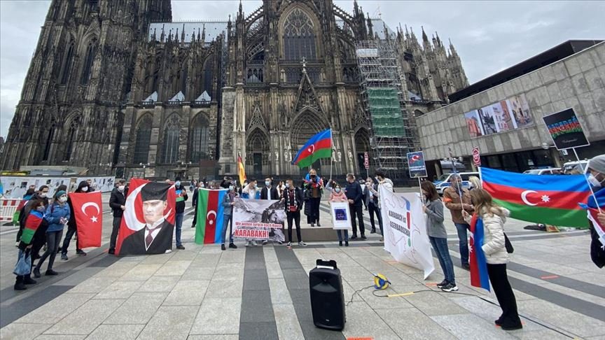 Almanya’da Ermenistan’ın Azerbaycan topraklarına saldırılarına protesto