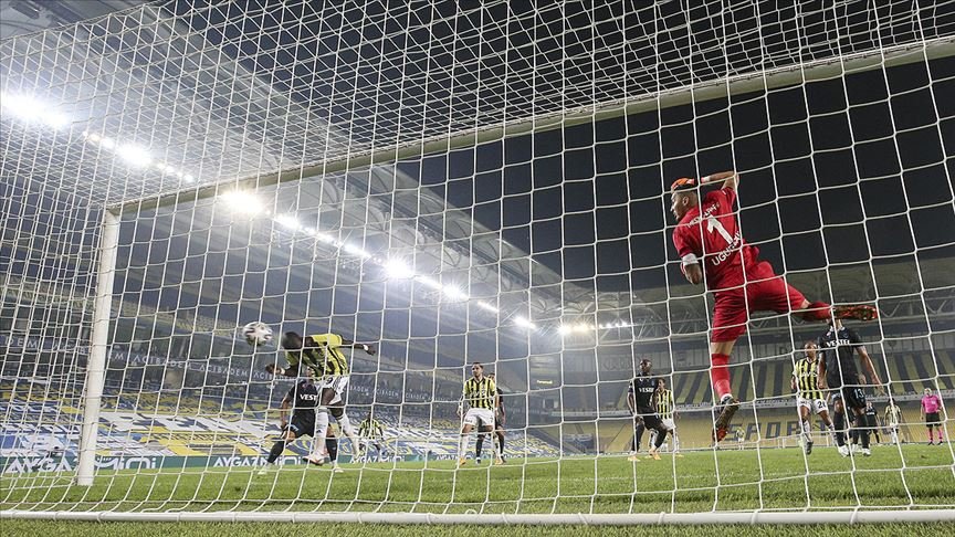 Fenerbahçeli futbolcular ‘kafayı’ çalıştırdı