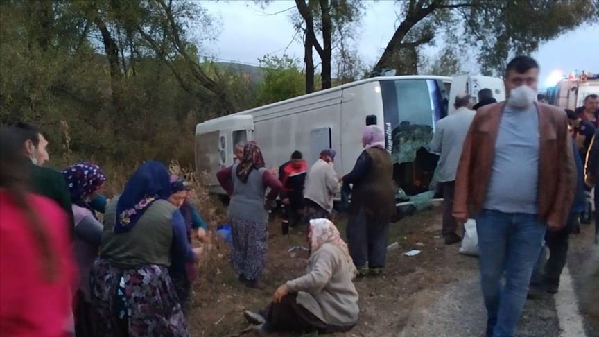 Isparta’da midibüsle otomobil çarpıştı: 15 yaralı