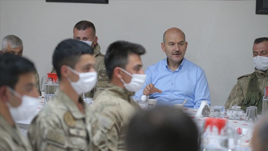 İçişleri Bakanı Süleyman Soylu, İkiyaka Dağları’ndaki askerleri ziyaret etti