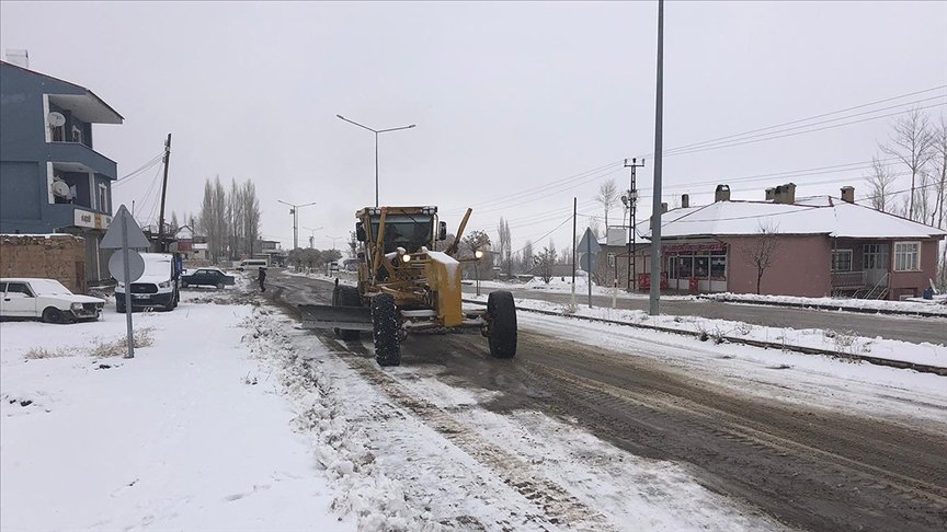 Van’da kar hayatı olumsuz etkiledi