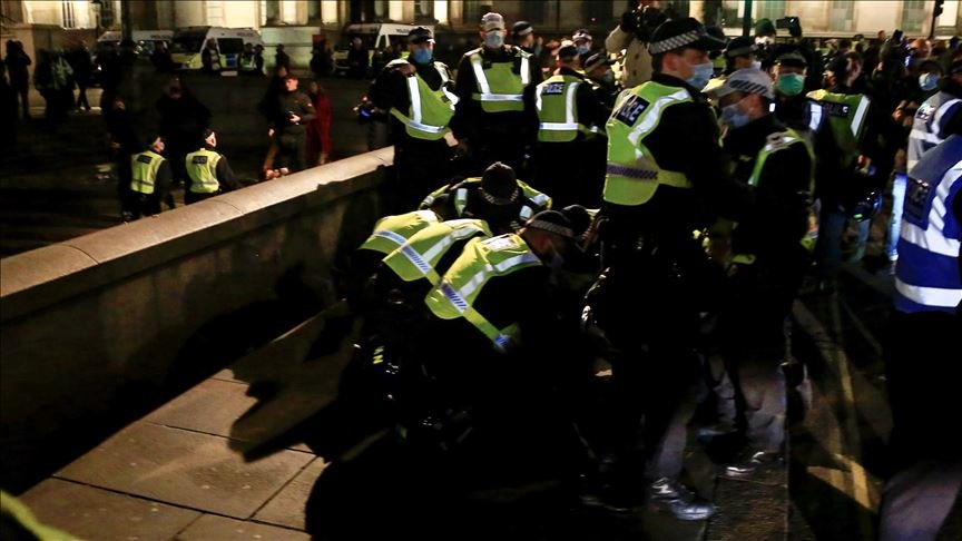İngiltere’de karantina protestosunda 104 kişi gözaltına alındı
