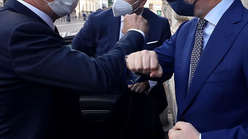 Uzmanından ‘Temaslı selamlaşmak Kovid-19 riskini artırabilir’ uyarısı