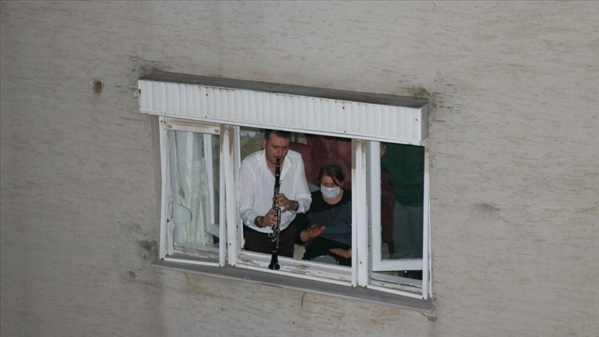 Anne oğul ‘balkon konserleri’yle mahallelinin moral kaynağı oldu