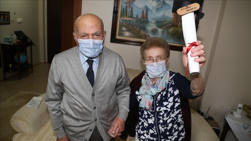 Okuma hevesini yitirmeyen 84 yaşındaki kadın liseden mezun oldu