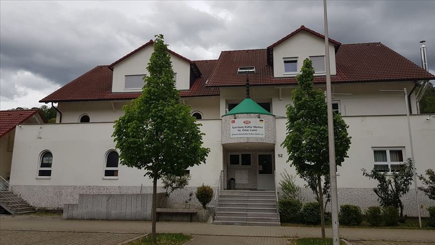 Almanya’da cami yakınındaki aydınlatma direğine İslamofobik yazılar yazıldı