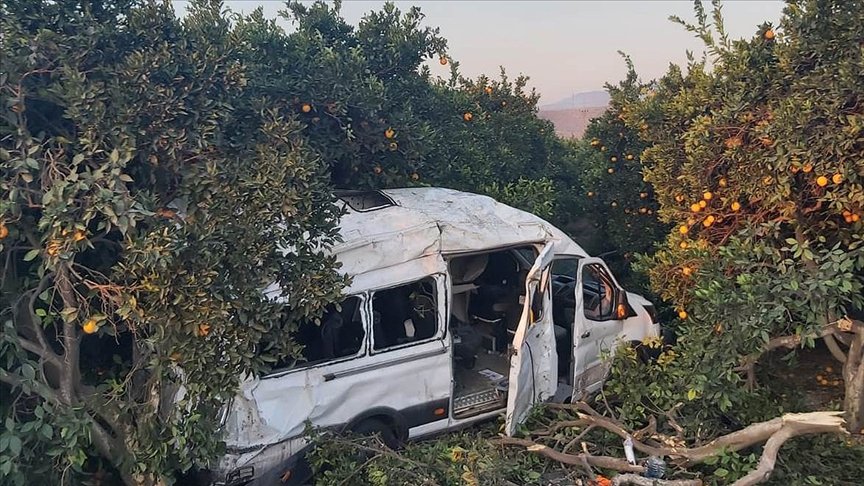 Hatay’da tarım işçilerini taşıyan minibüs devrildi