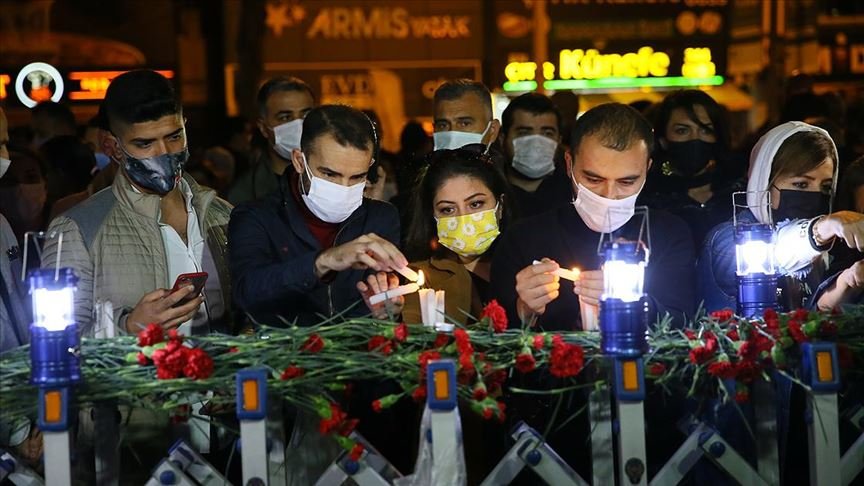 İzmir’deki depremde hayatını kaybedenler anıldı