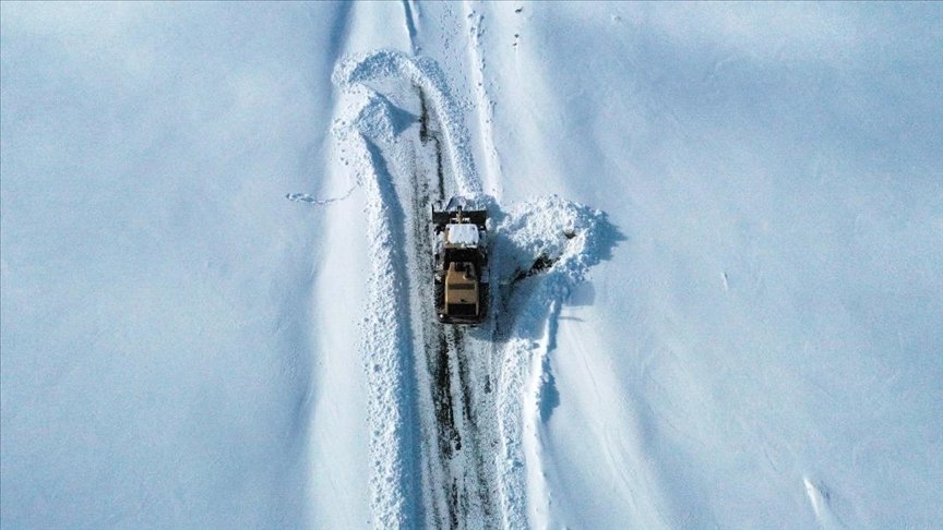 Doğu Anadolu’da kar ve tipi nedeniyle 98 köy yolu ulaşıma kapandı