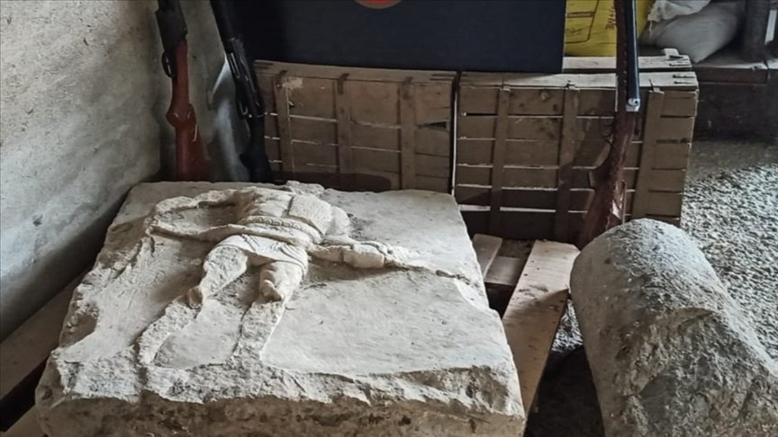 Çanakkale’de 2 bin yıllık gladyatör rölyefi ve sütun tamburu ele geçirildi