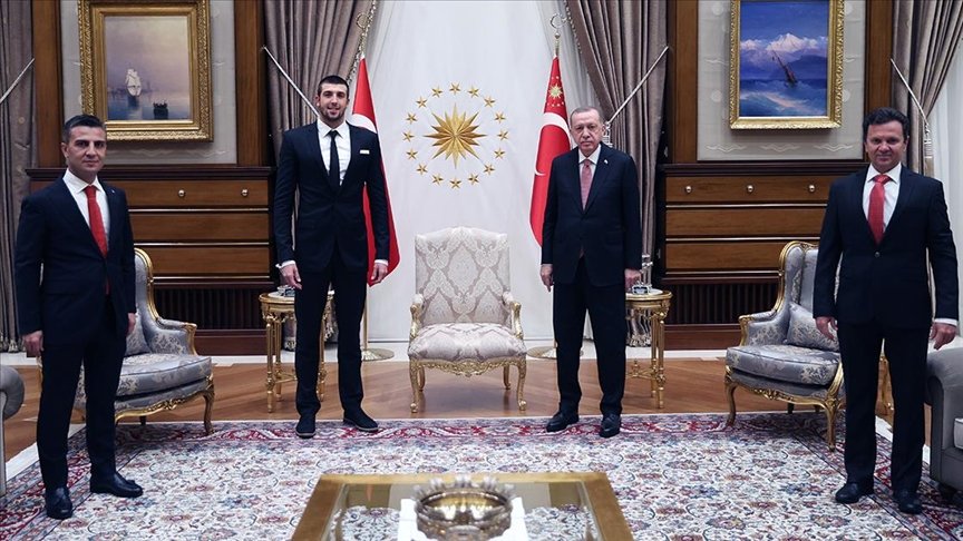 Cumhurbaşkanı Erdoğan Avrupa rekorları kıran milli yüzücü Emre Sakçı’yı kabul etti