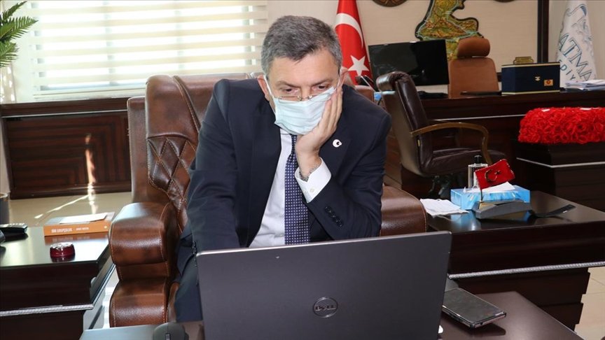 Batman Valisi Hulusi Şahin ‘İşitme engelli hastayla iletişim’i seçti
