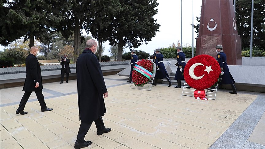 Cumhurbaşkanı Erdoğan Haydar Aliyev’in kabri ile Türk ve Azerbaycan şehitliklerini ziyaret etti