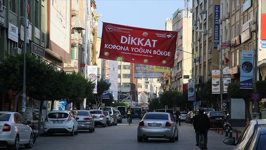 Hatay’da bazı mahallelere ‘korona yoğun bölge’ afişi asıldı