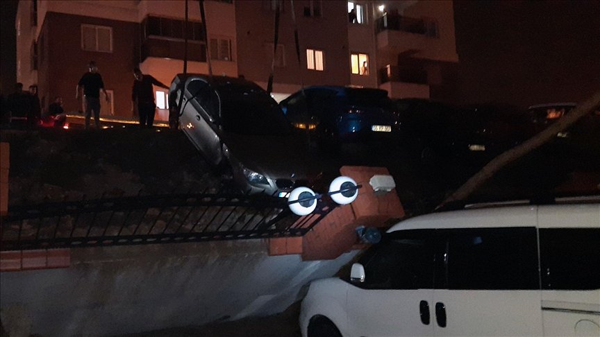 İzmir’de sağanak nedeniyle çöken istinat duvarı 29 araca zarar verdi