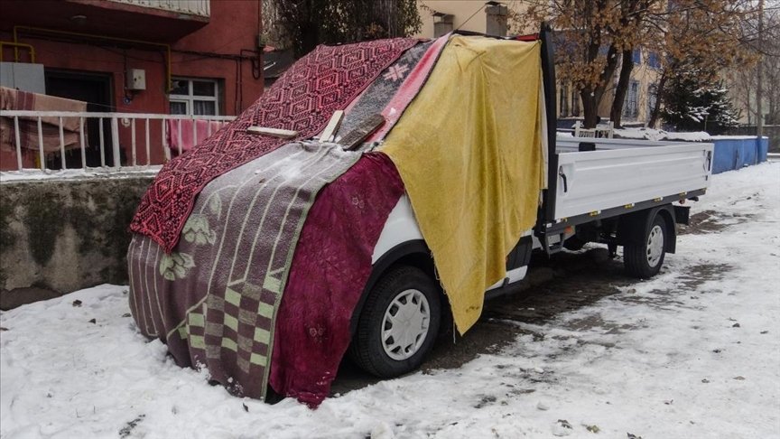 Kars’ta araçlar soğuktan halı ve battaniyelerle korunuyor