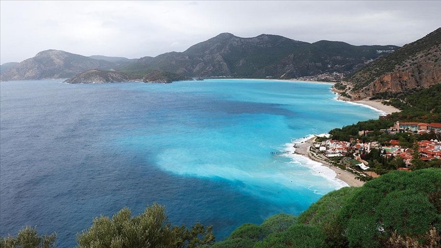 Sağanak ve kuvvetli rüzgarla Ölüdeniz’in rengi turkuaza döndü