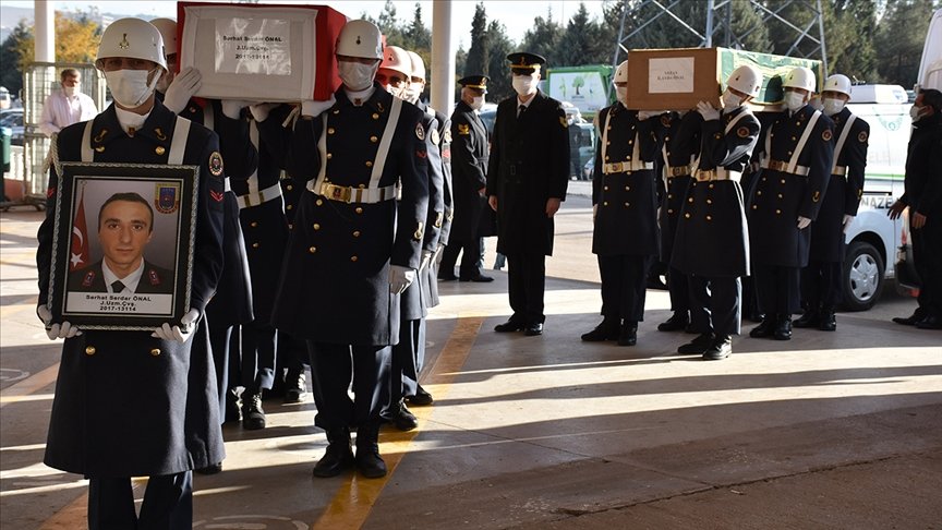 Şırnak’ta trafik kazasında hayatını kaybeden uzman çavuş ve ailesi toprağa verildi