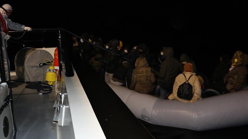 Balıkesir’de lastik botları arızalanan 34 sığınmacı kurtarıldı