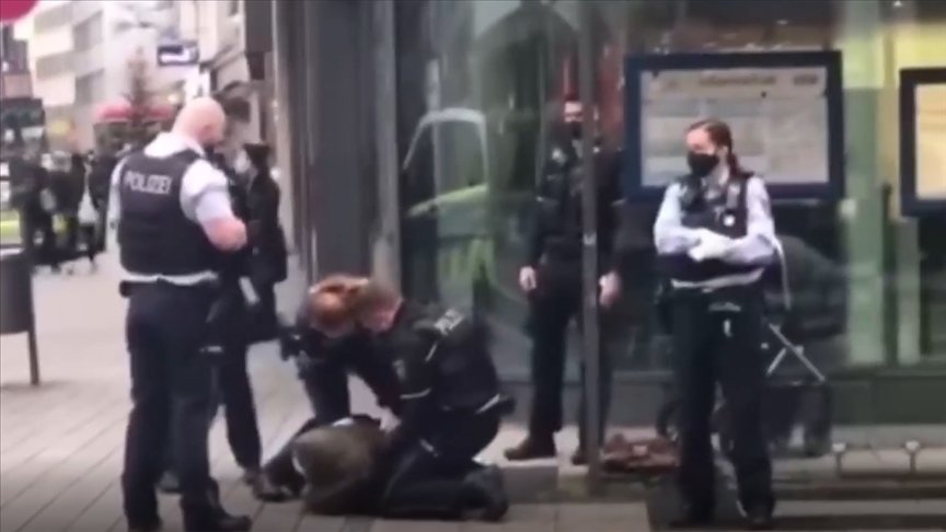 Alman polisi başörtülü kadını ‘maske takmadığı’ gerekçesiyle yere yatırıp kelepçeledi