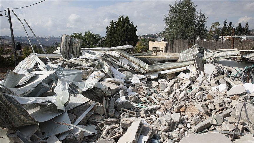 İsrail, Kudüs’te Filistinli ailelere evlerini kendi elleriyle yıktırdı