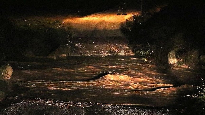 İzmir’de sel sularına kapılan araçtaki 5 kişiden ikisi kayboldu