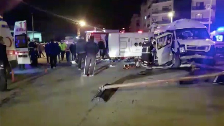 Hatay’da tarım işçilerini taşıyan midibüs ile minibüs çarpıştı: 16 yaralı