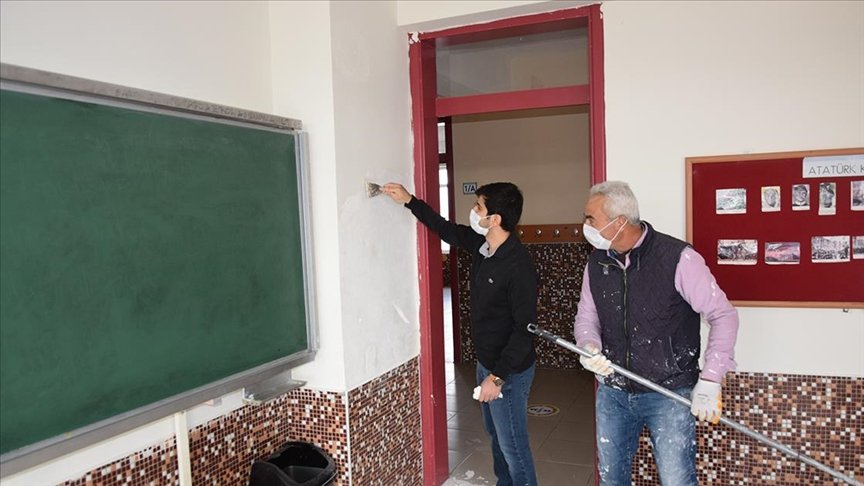 Öğretmenler ve personel omuz omuza verip okul boyadı