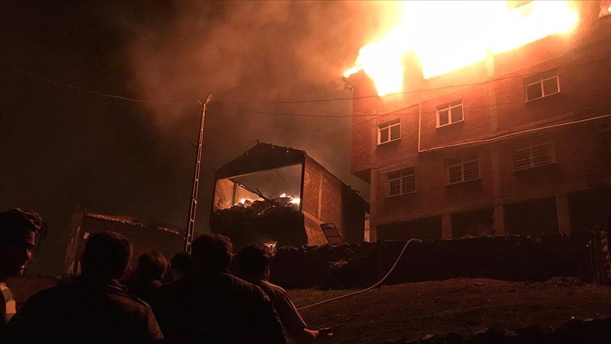 Trabzon’un Araklı ilçesindeki yangına müdahale ediliyor