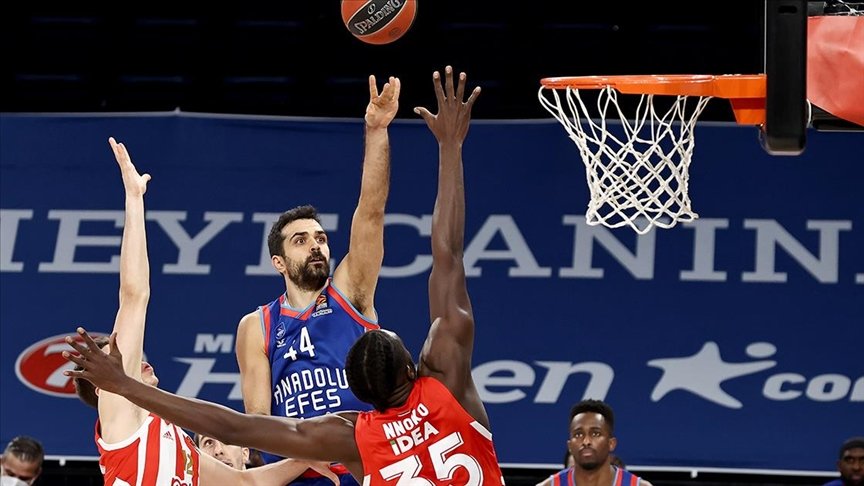 Anadolu Efes, Kızılyıldız mts’i farklı yendi
