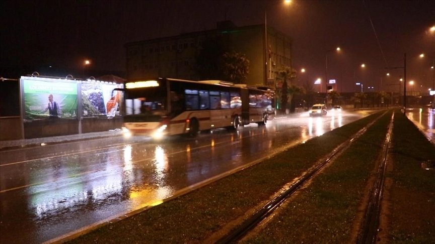 İzmir’de sağanak ve şiddetli rüzgar etkili oldu