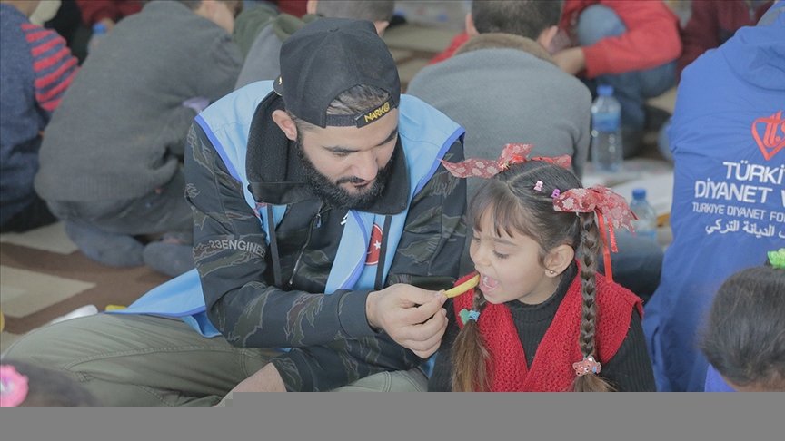 Dünya barışı için yaptığı şarkısını Suriyeli çocuklarla söyledi