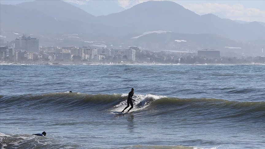 Antalya’da ocakta sörf keyfi yaptılar