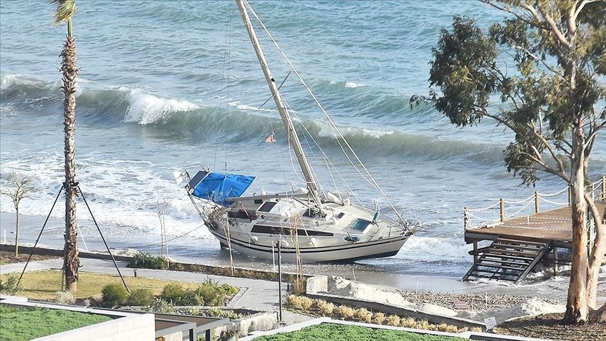 Bodrum’da kuvvetli rüzgar nedeniyle tekne kıyıya sürüklendi