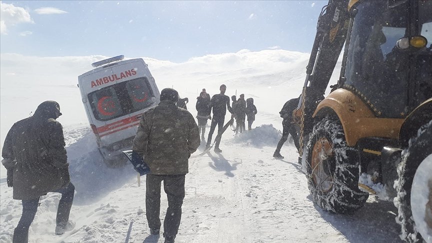 Van’da 1 aylık bebeğin pansumanı için 6 saat karla mücadele ettiler