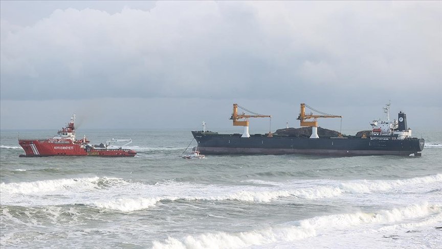 Beykoz’da makine arızası nedeniyle demir atan kargo gemisi açığa çekilmeye başlandı