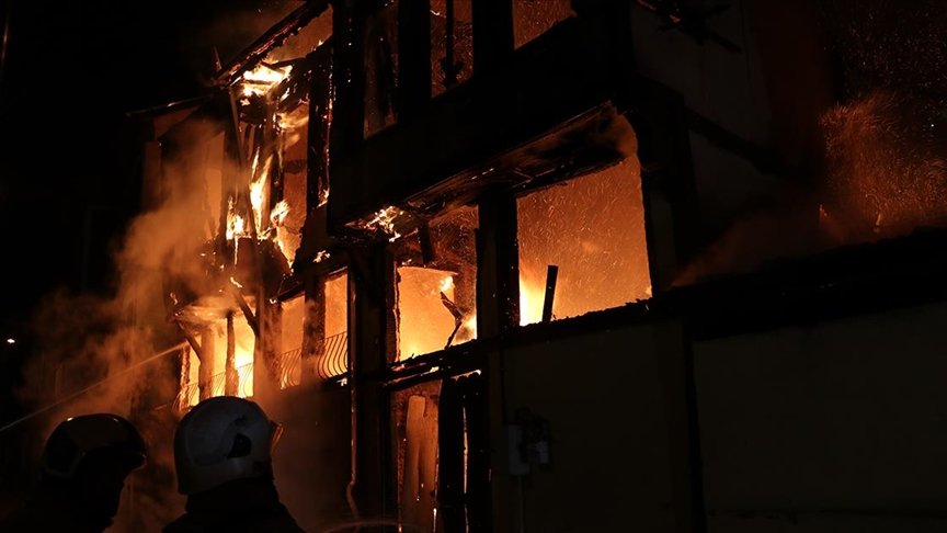 Bursa’da iki katlı tarihi ev yanarak kullanılamaz hale geldi